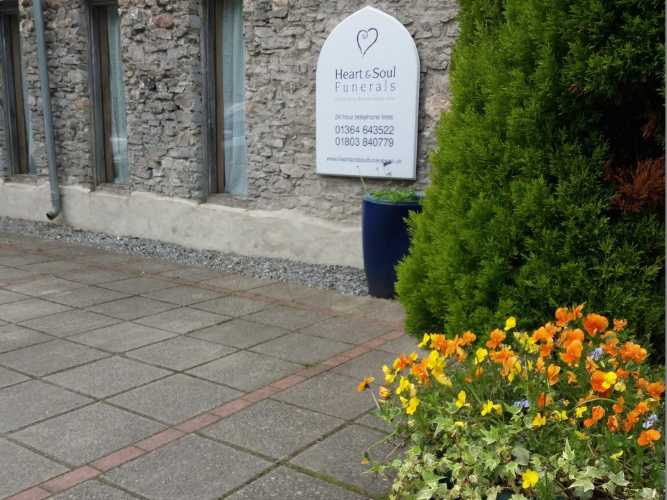 funeral-director-roles